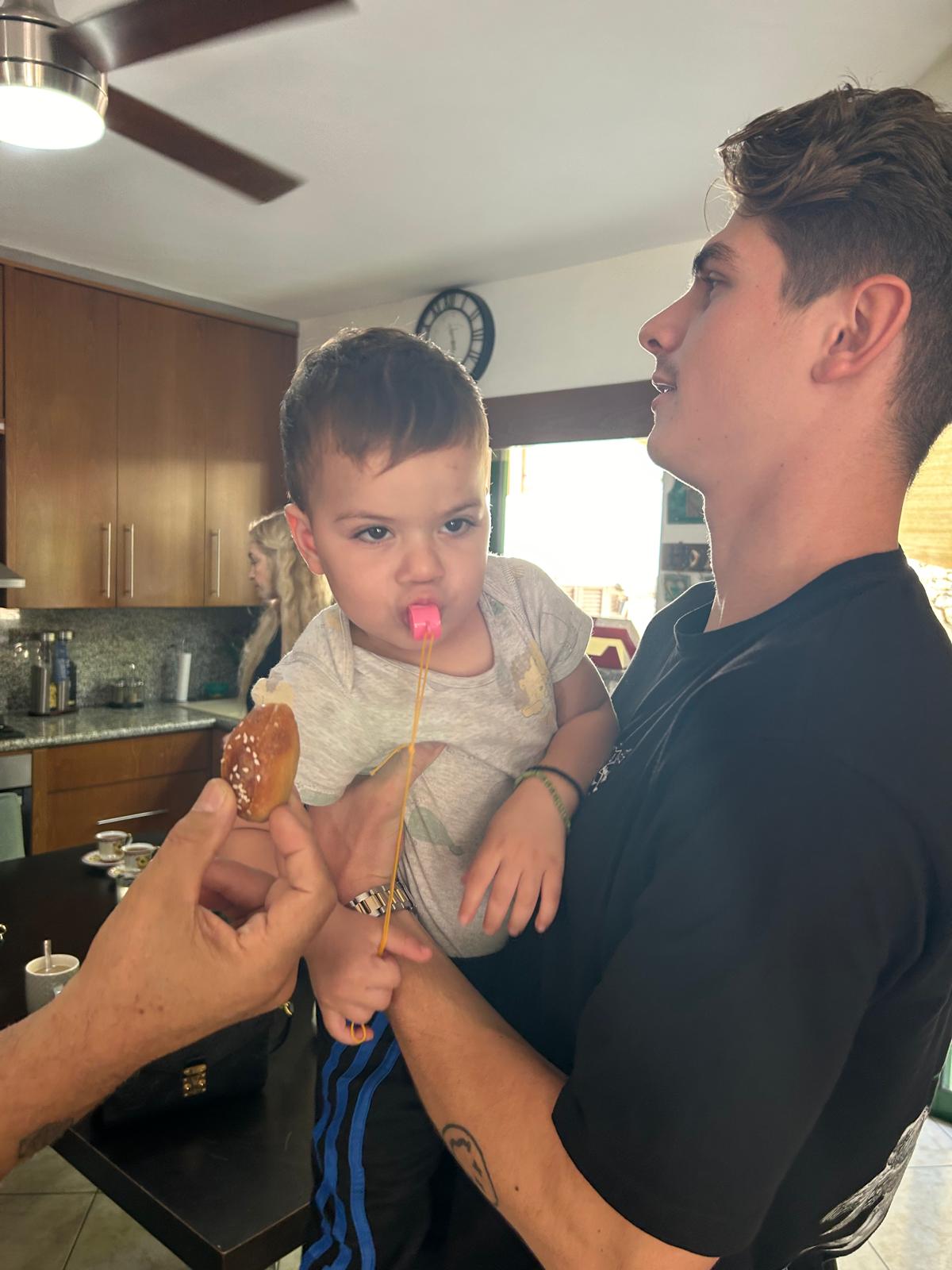 Chris Passing Niarcos